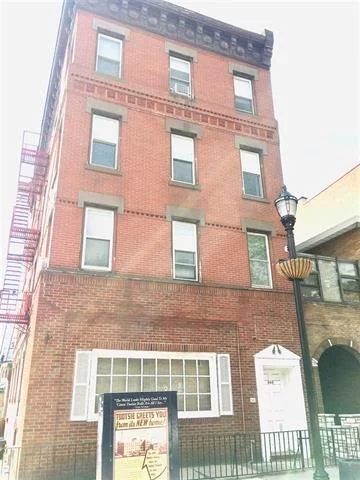 This is a nice 1 bedroom/ 1 bath apartment in the heart of Hoboken. This unit features hardwood floors & tons of light. Great location and has an easy access to shops, public transportation, parks , restaurants and NYC.