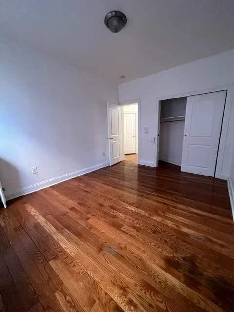 1st floor spacious 2 bedroom 1 bathroom, located 7 minutes from journal square, downtown Jersey city, and 10 minutes from NYC. The apartment is located a block away from Lincoln park and 5 minutes from liberty state park.
