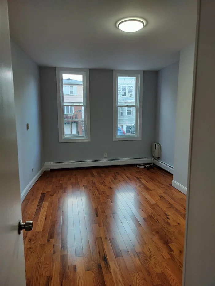 ***GREAT DEAL***Newly Renovated Large one bedroom apt with hardwood floors throughout and close to light-rail, parks, schools, restaurants, and more! (Refrigerator and gas stove will be provided.)