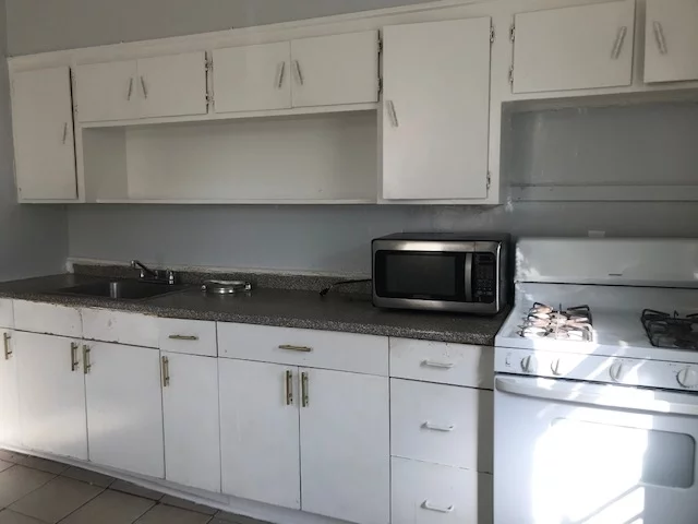 LARGE 1BR apartment centrally located in Jersey City Heights! Huge bedroom, large eat in kitchen plus a flex room that can be used as a 2nd bedroom, den or dining room. Excellent location in JC Heights! Available now!