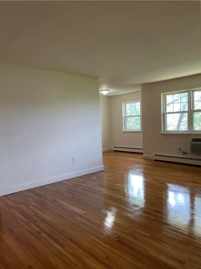 Spacious 1 bedroom apartment with modern appliances. Large bedroom, hardwood floors and laundry on site, 1 parking spot included, additional spots for an additional fee.