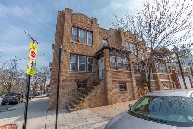 !! 1 BEDROOM APARTMENT IN UNION CITY !! Take a look at this incredible opportunity! Live in one of the most residential and quiet areas of Union City! Just a block away from Union City High School Freshmen Academy and bus transportation to NY, this is an excellent option! This 1st floor unit occupies a kitchen, living room, 1 bedroom, and 1 full bath.. Make an appointment today to see your next potential apartment!