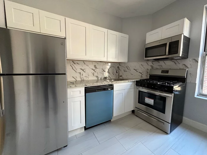 RENOVATED 2BR ON PARK AVE IN WEEHAWKEN! KITCHEN FEATURES SS APPLIANCES, QUARTZITE COUNTERS AND CUSTOM CABINETS. UNIT IS FLOODED WITH NATURAL LIGHT. AVAILABLE 07/01.