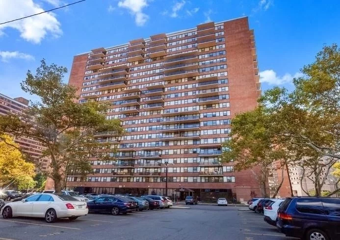 Spacious studio with balcony in downtown Jersey City where everything is within walking distance. From the Grove PATH Station, ferry, parks, shops, supermarkets (Whole Foods & ShopRite), restaurant row, etc. The studio also has lots of closet space including a walk-in closet. Gym and laundry room on premises.
