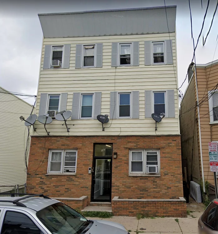 2 BEDROOM 1 BATH FOR RENT IN JERSEY CITY HEIGHTS ON HOPKINS AVE BETWEEN CENTRAL AVE AND SUMMIT AVE. EASY COMMUTE. CALL FOR A PRIVATE SHOWING TODAY !