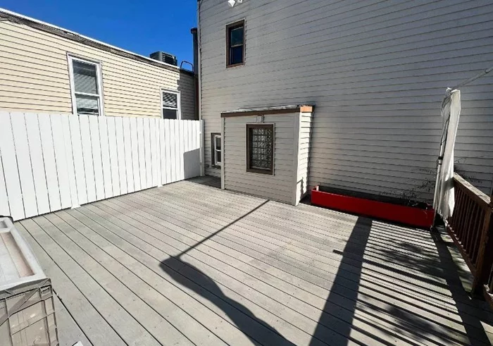 Cozy 1 bed 1 bath apartment located in Village section of Downtown Jersey City. The apartment is surrounded by great coffee shops, restaurants/bars, and the Grove street Path. The building offers a shared roof deck great for entertaining and sunbathing during summertime!