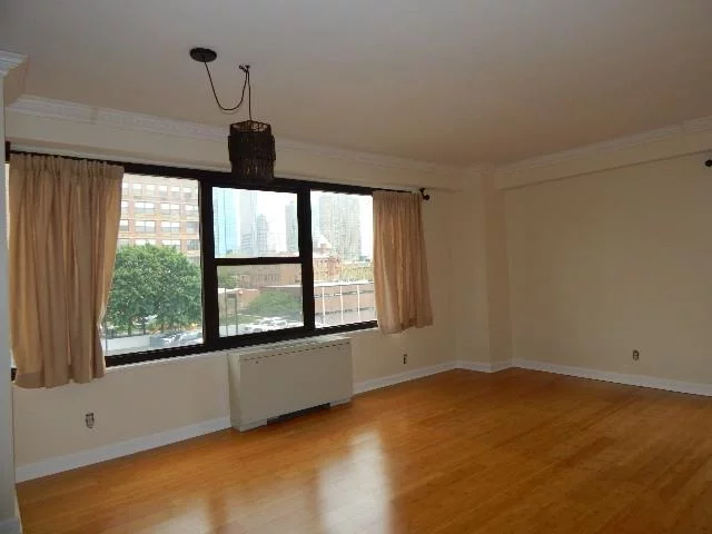 One bedroom/ one bath corner unit in downtown Jersey City. Hardwood floors, lots of closet/storage space. Rent includes utilities (heat, hot water, gas and electricity), 24hr doorman building. Laundry on premises. Close to PATH-Grove St station, shops, restaurants, supermarket (Whole Foods), near the light rail.