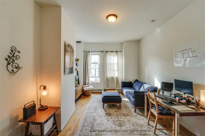 AVAIL 7/1 -- One bedroom plus den in the heights. Great closet space, hardwood floors, and high ceilings. Laundry and additional storage in the building. Close to mass transportation, shopping, parks, schools, restaurants, and more! Great location! Must see!