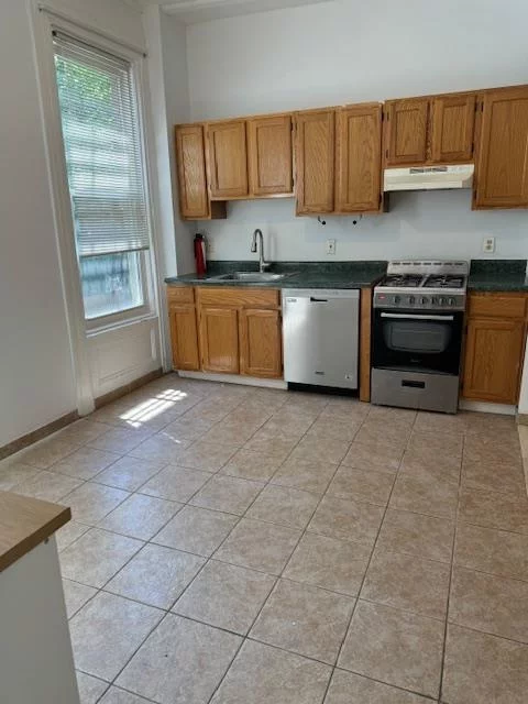 Well laid out 1 bedroom plus den in prime downtown location! Unit features eat-in kitchen, lots of windows with amazing natural light, large bedroom, great storage space, central air and h/w floors. Rental parking couple blocks away. All within walking distance to PATH, bus, restaurants and nightlife. No pets. Laundromat 2 blocks away.