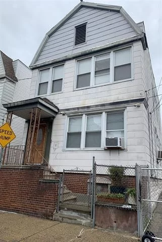 3 BEDROOMS IN A GREENVILLE SECTION OF JERSEY CITY.FRESHLY PAINTED VERY WELL KEPT. READY TO MOVE ON AUGUST 1. NO PETS NO WASHER NOR DRYER NO SMOKING NO [ARKING NO BACK YARD ACCESS.