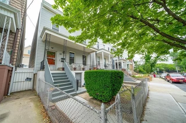 SPACIOUS RENTAL ACROSS FROM PERSHING FIELD. 3 BEDROOM 1 BATH UNIT, LARGE EAT-IN-KITCHEN. QUIET BLOCK, CLOSE TO ALL TRANSPORTATION. LIVE RIGHT BY PERSHING FIELD PARK!