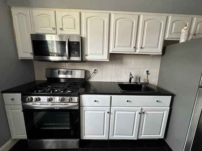 Fully renovated two-bedroom apartment in country village. One parking plot is included. There are two good-sized bedrooms, a living room, functional kitchen and dining room. Call now, make this nice apartment your home.