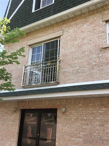 Duplex condo unit in excellent condition and location , 1.5 bath w/Jacuzzi , Hardwood floor, walk in closet , central A/C , Laundry room in unit. granite in kitchen, Very sunny unit. Great opportunity, Parking, wont last, call now!