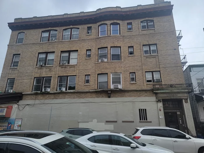 Freshly cleaned and repainted, spacious, one bedroom apartment. Vacant and easy to show. Available to show on 08/08/2024 and move in date 08/15/2024. Landlord pays for heat and hot water. Contact the agent today to schedule a showing.