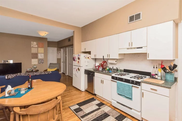 AVAIL 10/1 -- Amazing 2 bedroom apartment located on 5th and Washington St - Unit features hardwood floors, central air/heat, WASHER/DRYER IN UNIT, dishwasher, private deck - Close to all mass transit, shopping, nightlife, schools, parks, houses of worship, and more! Schedule a viewing today!