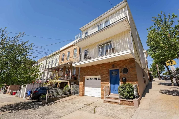 Bright and modern 2 bedroom, 1 bath apartment, located on the 2nd floor of 2 family home. Great location near NYC, all transportation, supermarket, restaurants, hospital, ferry. Walking distance to Blvd East JFK Blvd.