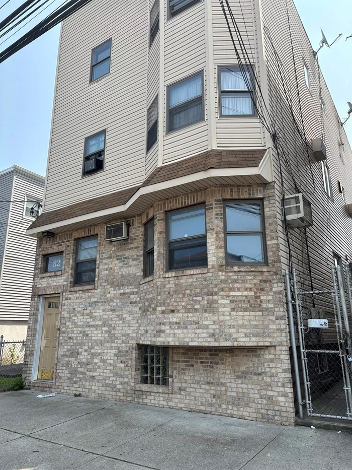 Renovated three bedroom apartment in close proximity to schools and transportation. 2 short blocks to light rail. Sun filled apartment with large living room and three generous sized bedrooms. Full kitchen with all new appliances and cabinets. Shared backyard for your enjoyment.