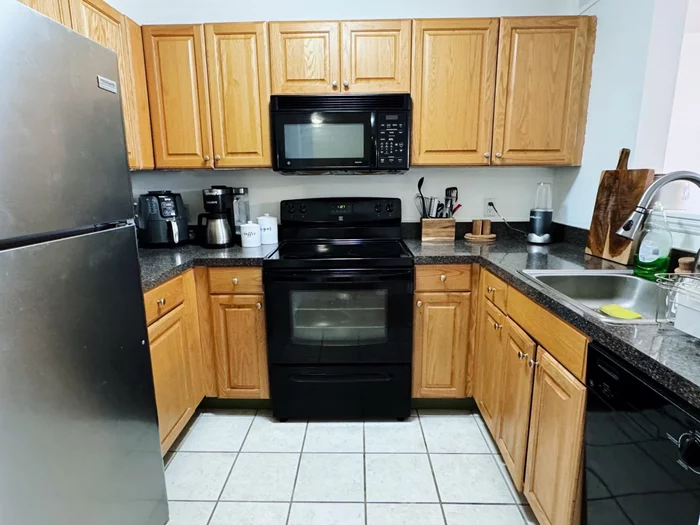 Commuters dream! 20 minute commute from midtown NYC. 2bed/1bath in an elevator building with a washer/dryer in unit, central a/c & 1 garage parking spot INCLUDED in rent. Schools, parks, grocery stores all within a 2 block radius. Available Now