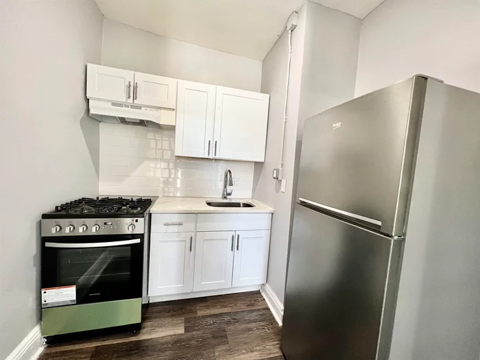 1 Bed 1 Bath in the heights! This beautiful apartment features stainless steel appliances, with a deep sink, gas stove and refrigerator. Only a few blocks away from the train and buses. Schedule your tour today! Pets upon approval.  High Ceilings Hardwood Floors Intercom Natural Light in Living Area Stainless Steel Appliances Laundry at a walking distance! No parking!