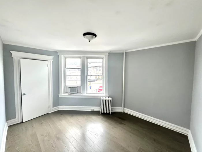 3 bed 1 bath heat and hot water included in NORTH NEWARK! Large spacious apartment offering lots of natural lighting, laundry in building and walking distance to parks and schools. Take the bus right on the Ave! Inquire today