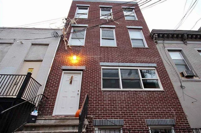 GREAT DEAL***HEAT AND HOT WATER INCLUDED*** Conveniently located in midtown Hoboken, this 1 bedroom has hardwood floors, gas stove, fridge and has a lot of windows throughout. This one will go fast, don't miss out.