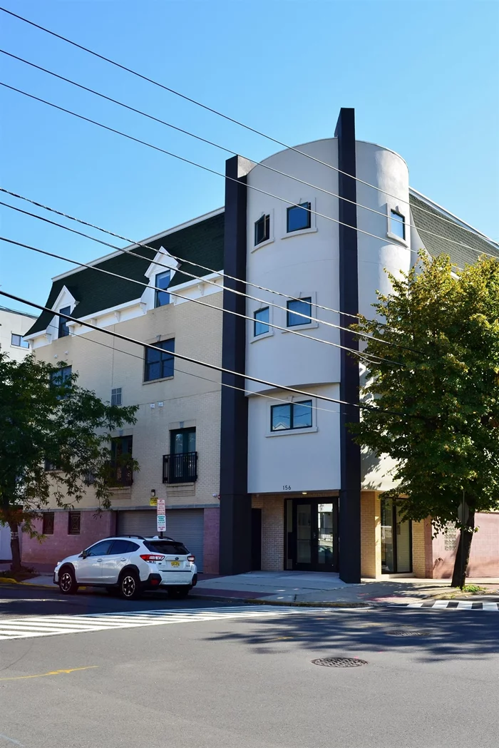 This loft-style duplex apartment features a modern open-concept design, a fully equipped designer kitchen, in-unit laundry, and designated off street parking. Situated in a convenient location, it's just minutes away from dinging and shopping options, perfect for commuters.