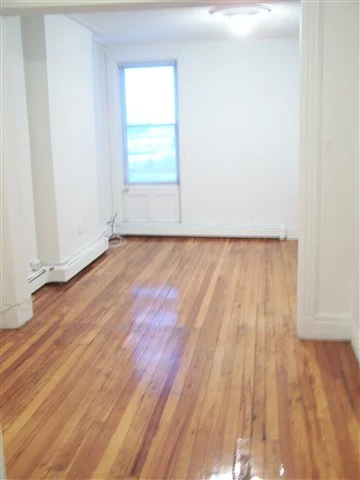 ***GREAT DEAL***MUST SEE***Providing the tenant fulfills the full term and all conditions of this current lease, tenant shall receive a credit of half month rent on the last month of this lease only.***Come see this HOT Uptown apt. that's 1000+ S.F. with hardwood floors, dishwasher, fridge, gas stove, and close to restaurants, schools, buses, ferries, trains, parks, bars, etc.