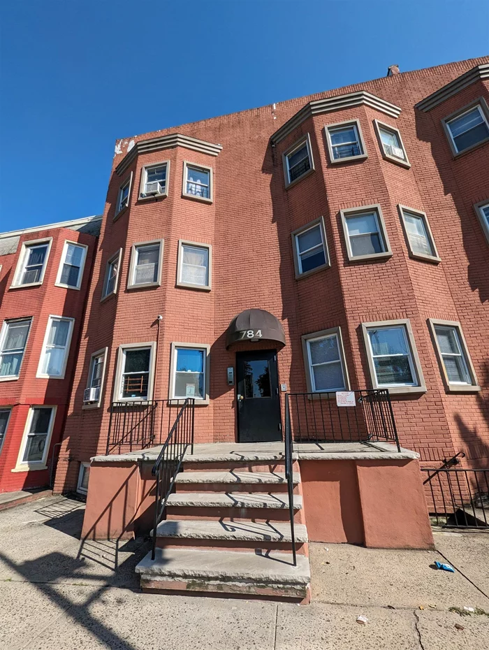 Come check out this charming one-bedroom apartment with one bathroom! Heat and hot water are included in the rent. Don't miss out.