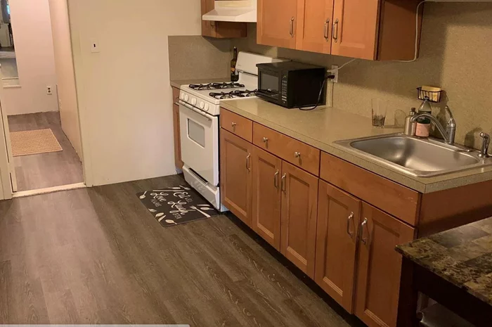 Spacious Studio and Great Location right on Washington Street. Nice and clean bathroom. Giant size walk in closet. Washer / Dryer in the Building. Restaurants and Shopping all around. Transportation just steps away. Reach out now for a showing or a video!