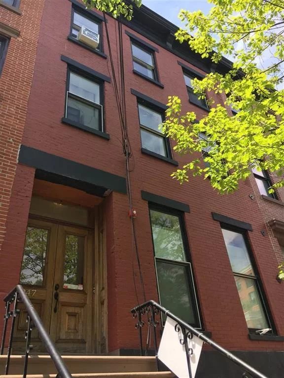 Renovated One Bedroom on Downtown Jersey City's Lively Grove St Strip. Just a few minute walk to the Grove Path and steps to fun restaurants and nightlife. 1 block to the Historic Van Vorst Park. Charming brick row building. Features hardwood floors, high ceilings, modern kitchen and bathroom, great natural light and a spacious private balcony.