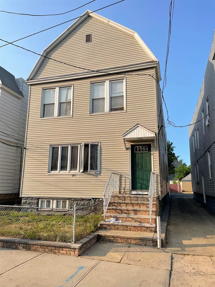 Two bedroom apartment in a quiet neighborhood, near schools, parks, shopping area, bus and 8th St Lightrail Station.The tenant pays own utilities. One parking spot is included. Small pet is okay - pet fee $150 per pet; one-time non-refundable.