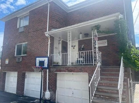 1 Bed/ 1 Bath located on a quiet street in North Bergen. Walking distance to James Braddock Park, public transportation and eateries. Heat, parking and hot water included!