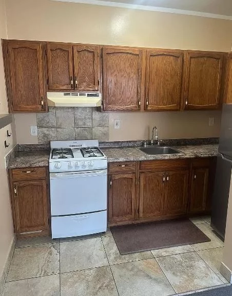 Ready for immediate occupancy, this is a move in ready 2 bedroom 1 bath apartment. Outstanding location in the heart of Downtown Jersey City. Newer bathroom, good size kitchen. Short walk to Grove St PATH and all the restaurants and nightlife downtown.