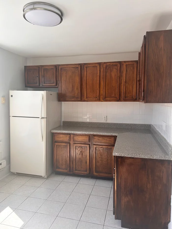 Great size 1 bedroom location in upper section of town. Plenty of closet space and good size eat in kitchen. Main bedroom large enough for king size furniture. Minutes to nyc and hoboken. Major transportation block away.