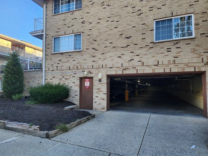 NEWLY REMODELED 1 BEDROOM CONDO AND READY TO MOVE IN AS NOW. SPACIOUS BEDROOM WIT WALK-IN CLOSET. PLENTY OF LIGHTING. QUIET LOCATION, WASHER/DRYER IN UNIT. OPEN LIVING AREA AND DINING AREA, GRANITE COUNTERTOPS, UNDERMOUNT SINK. IN DOOR PARKING FOR 1 CAR PLUS VISITORS PARKING FREE TO PARK. CLOSE TO EVERYTHING.