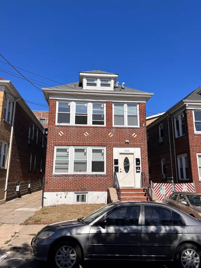 UPPER NORTH BERGEN, GREAT CONDITION APARTMENT, LOT OF NATURAL LIGHTS, WASHER/DRYER, CENTRAL AIR, HARDWOOD FLOOR, GRANITE COUNTERTOP, STAINLESS STEEL APLIANCE. CLOSE TO NY BUS STOP, CLOSE TO SCHOOL, CLOSE TO PARK.