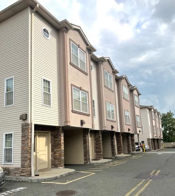 3 LEVEL TOWN HOUSE RENTAL - AVAILABLE 11/1/24 3 B/R 3.5 BTH'S - 1800 SQ. FT. - TOTAL NYC VIEW - 2 CAR PKG.- ALL APPLIANCES INCLUDED - HARD WOOD FLOOR'S - TENANT PAYS ALL OWN UTILITIES - APPLICATION AND CREDIT CHECK REQUIRED.