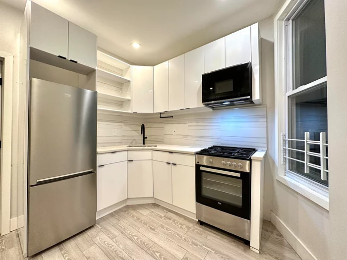 Beautiful 2 Bed 1 bath in JSQ  This beautifully updated apartment features condo grade appliances, central ac, laundry in building and eat in Kitchen. 2 bedrooms 1 bathroom in the journal square area, near path station!