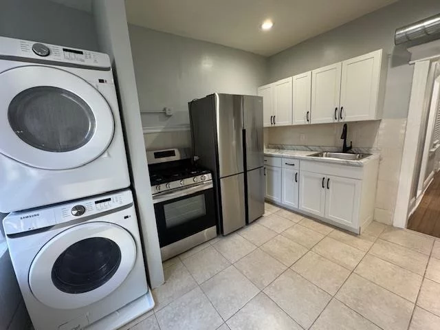 Great 2 bedroom layout plus a small den. Great location! Apartment features hardwood floors, central air, stainless steel appliances and laundry in unit. You do not want to miss this amazing opportunity. Available ASAP.