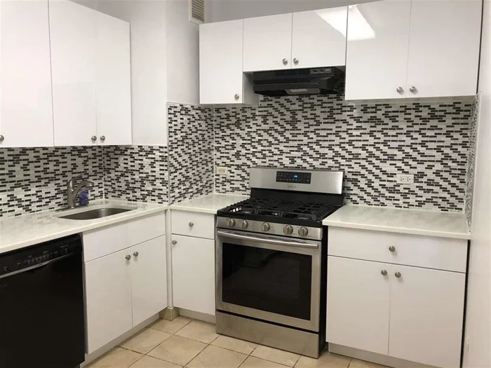 Newly upgraded 2-bedroom unit in Newport. Renovated kitchen with granite countertops , new dishwasher, and new cabinets. Upgraded engineered hardwood floor throughout. Gas/water included in the rent. Close to all path, highway and shopping. Move right in.