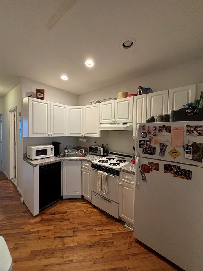 2 bed/1 bath in trendy downtown Hoboken. Walk into hardwood floors spread throughout the apartment with large bedrooms and living space with tons of natural light. Building is pet friendly (with fee) and has washer/dryer. Large dogs ok! Available ASAP.