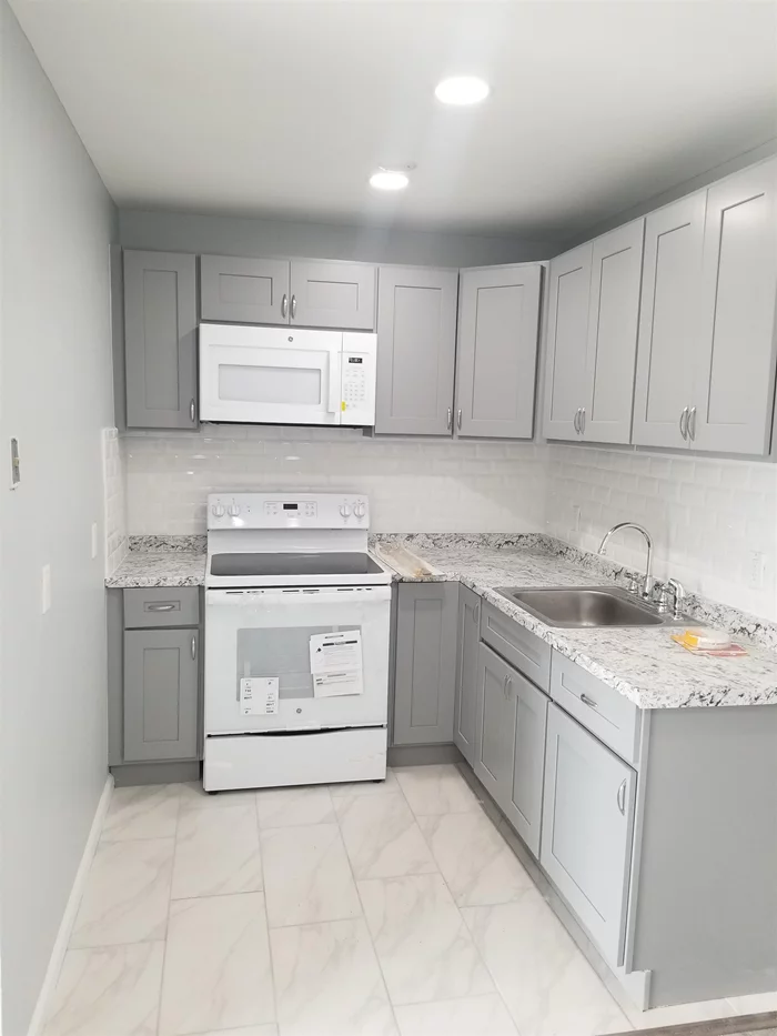 Come check out this well appointed 2 bedroom offering an open concept floor plan. Bright and spacious, ample closets. Bedrooms are a good size. close to the light rail. Call today!