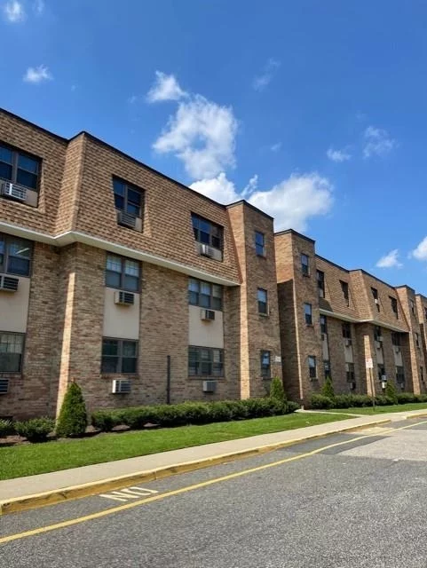 Spacious 1 bedroom apartment with modern appliances. Large bedroom, hardwood floors and laundry on site, 1 parking spot included, additional spots for an additional fee.