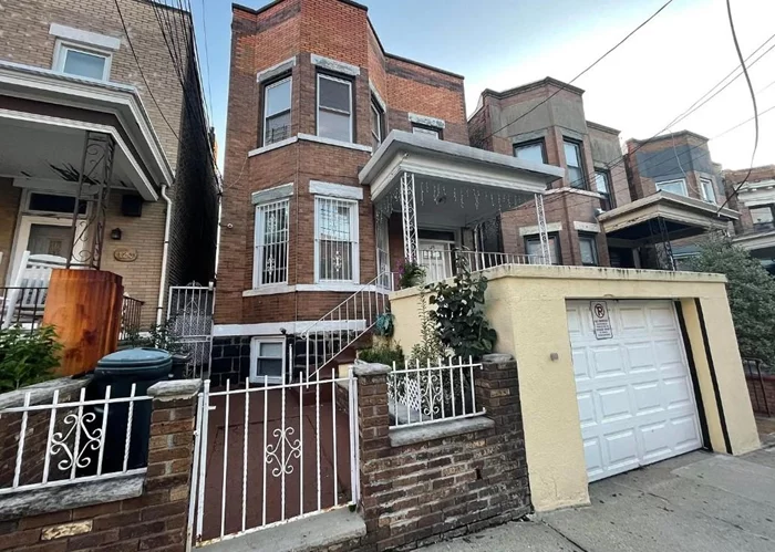 Beautiful and spacious 3 bedrooms and 1 bath 2nd floor apartment in West New York. Renovated kitchen, granite countertops, 1 year stove and kitchen cabinets. Spacious bedrooms. Laundry in the unit.