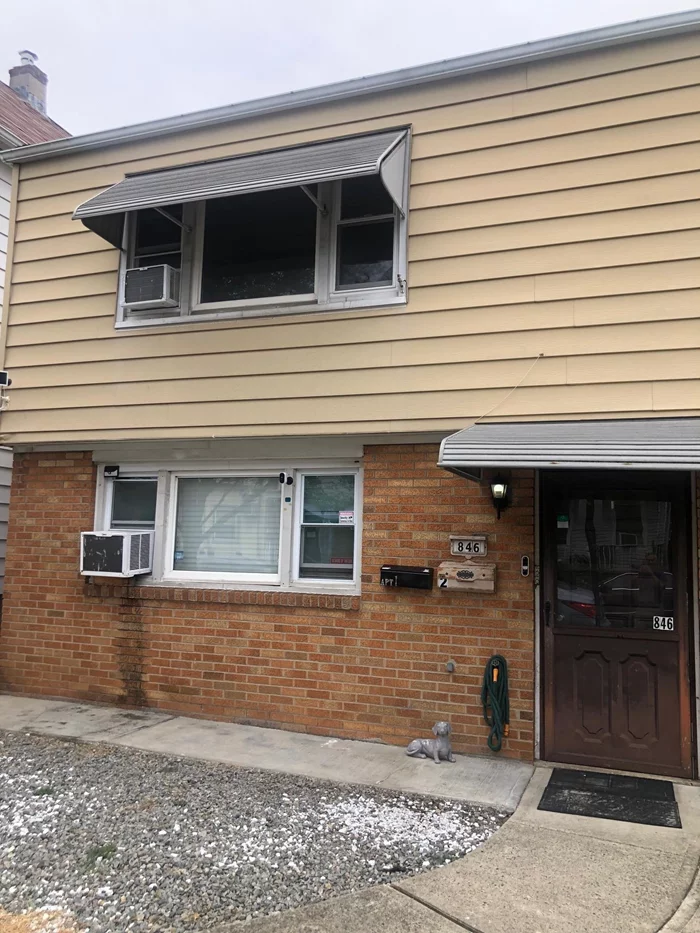 RENOVATED 3 BRS 1 FULL BATH. ALL HARDWOOD FLOORS THROUGH OUT THE APT. WITH A DECK OFF THE SECOND BEDROM AND ACCESS TO A PRIVATE BACK YARD. STEPS AWAY FROM A BUS STOP TO NY.