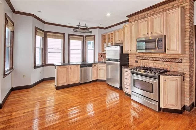 Gorgeous Victorian apartment with upgrades and views! Approximately 1400 sqft with 3 large bedrooms. Updated kitchen with stainless steel appliances. Apartment boasts gorgeous hardwood floors and high ceilings throughout. Washer/dryer in unit. Shared backyard and storage onsite Available 12/1 or 1/1!