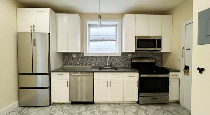 2 bed 1 bath in JSQ !  Walk into this modern exquisite apartment. Kitchen is equipped with all appliances such as dishwasher and built in microwave. 2 generous sized bedrooms. CENTRAL AIR/HEAT! Inquire today