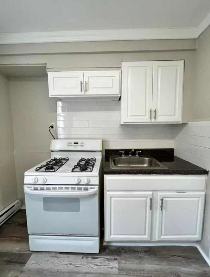 1 bed 1 bath in JSQ Recently updated apartmentt which features large living room and eat in kitchen. Bedroom is standard sized! Apartment is walking distance to stores, restaurants and path.