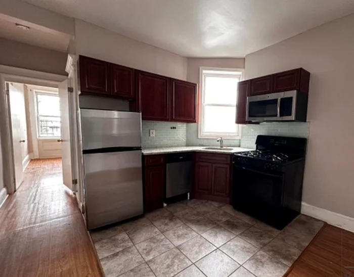 1 bed 1 bath in THE HEIGHTS JERSEY CITY.  Lovely well maintained apartment. Can be used as a 1 bed and living or 2 bed no living room! Walking distance to the park and Union city! Inquire today