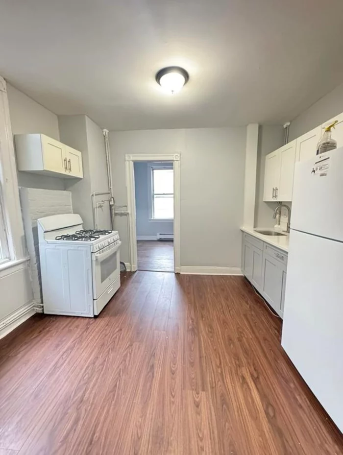 2 bedroom in NORTH BERGEN area. Modern updated apartment equipped with basic appliances, high ceilings, hardwood floors and more